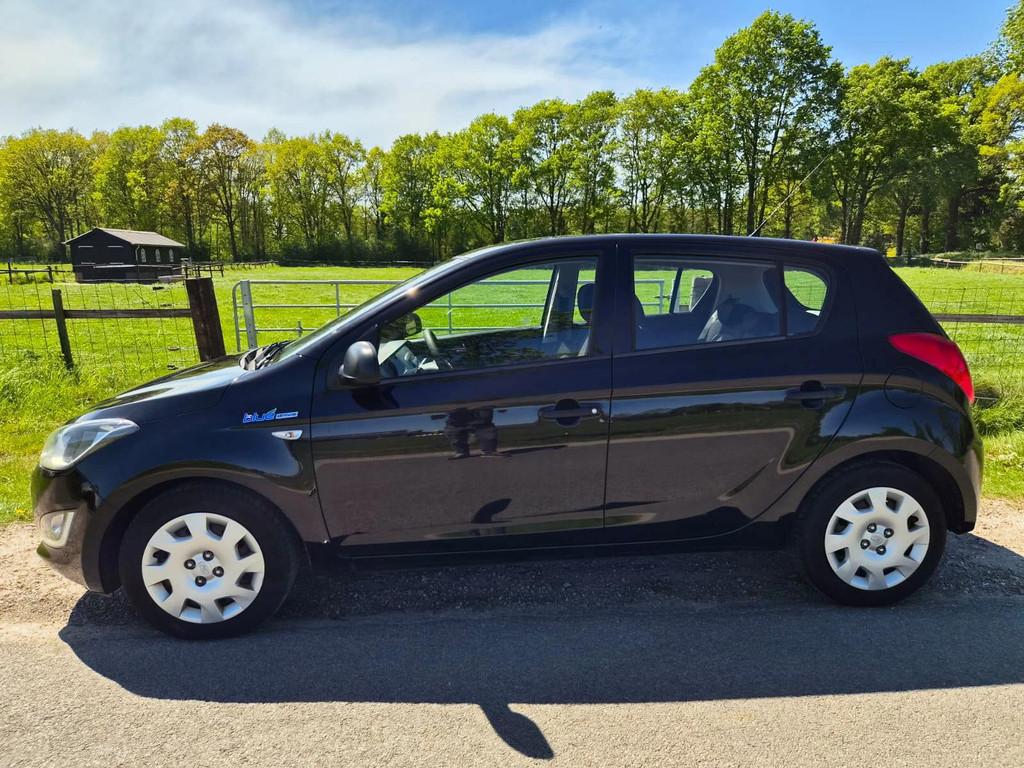 Hyundai I20 1.2i First Edition compleet klaar met airco, Euro 5, Gebruikt, 4 cilinders, Zwart