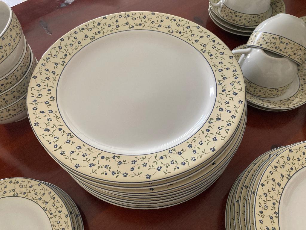 Servies Tiny flower, Huis en Inrichting, Keuken | Servies, Ophalen, Zo goed als nieuw, Overige stijlen, Porselein
