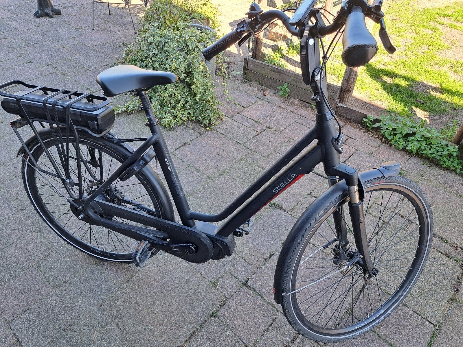 Foto 4 van te koop 2 mooie elektische fietsen, wit en antraciet