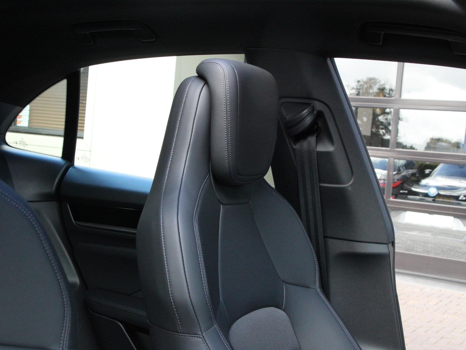 Porsche Macan 4 S 100 kWh | 517pk | BOSE | Pano | Luchtverin, Auto's, Automaat, Gebruikt, 2000 kg, Leder en Stof