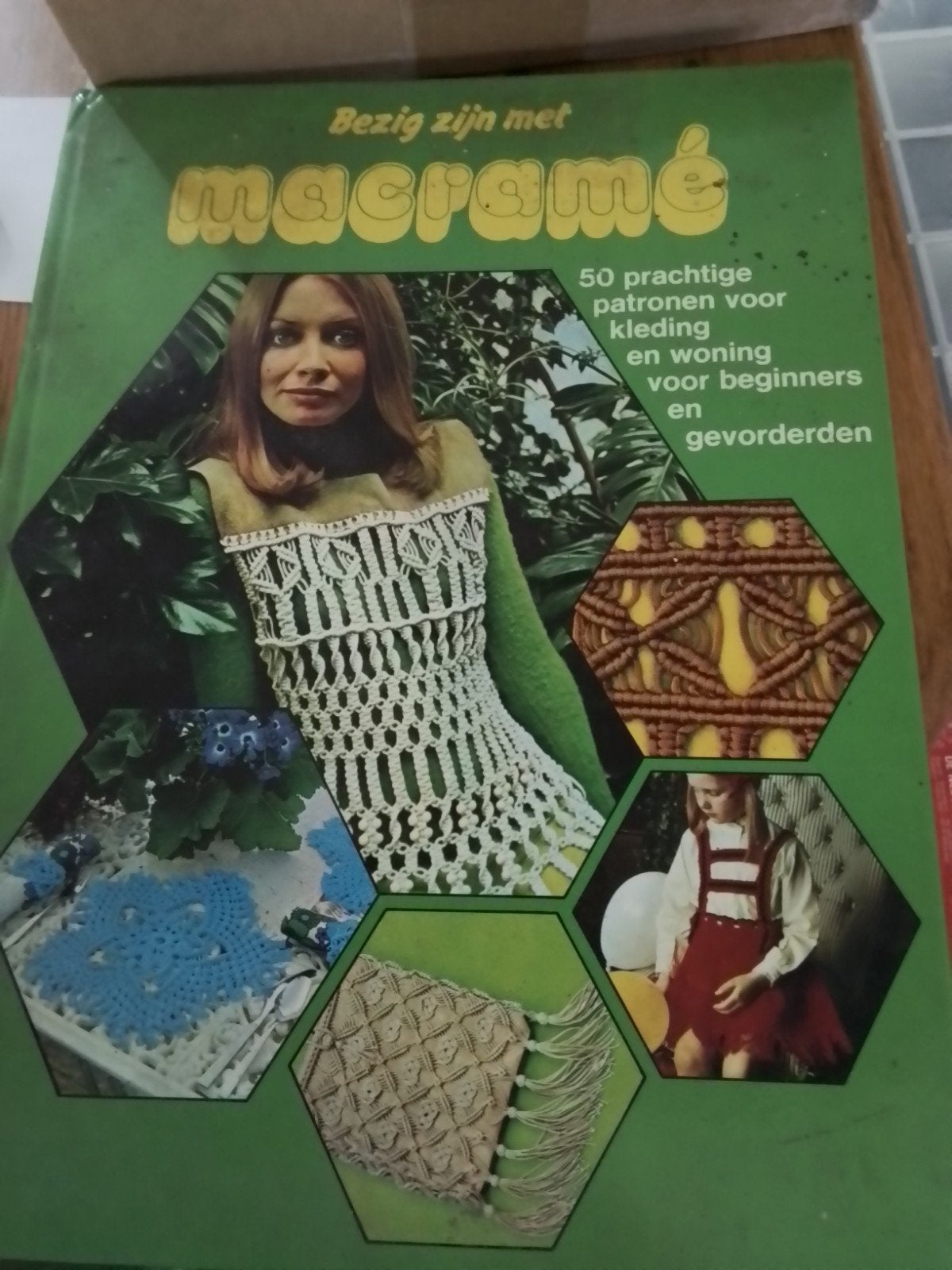 Bezig zijn met Macramé - 50 patronen voor kleding en woning, Boeken, Hobby en Vrije tijd, Ophalen of Verzenden, Gelezen, Overige onderwerpen