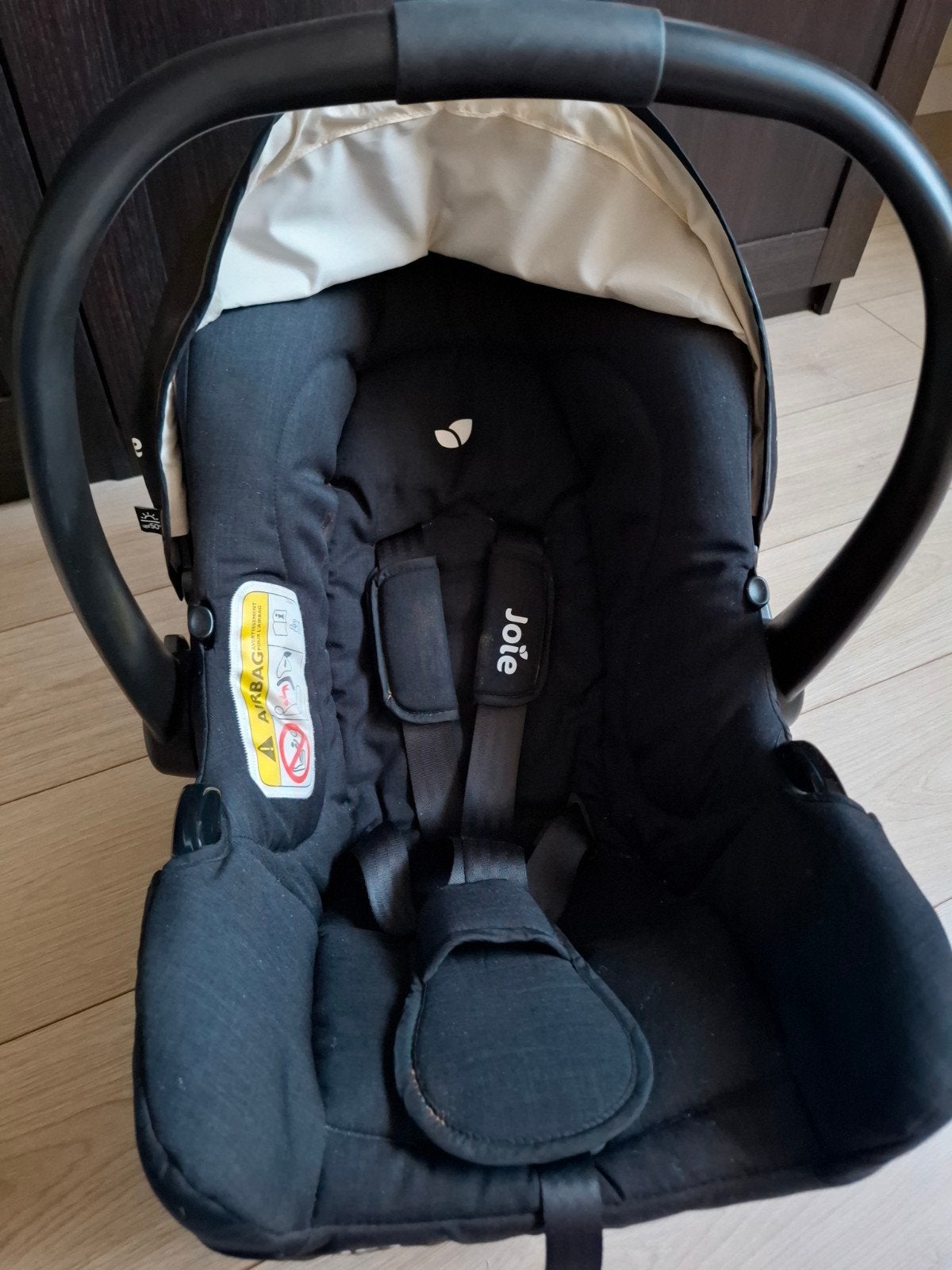 Joie Maxi-Cosi met Qute adapters, Kinderen en Baby's, Overige merken, 0 t/m 13 kg, Gebruikt, Autogordel