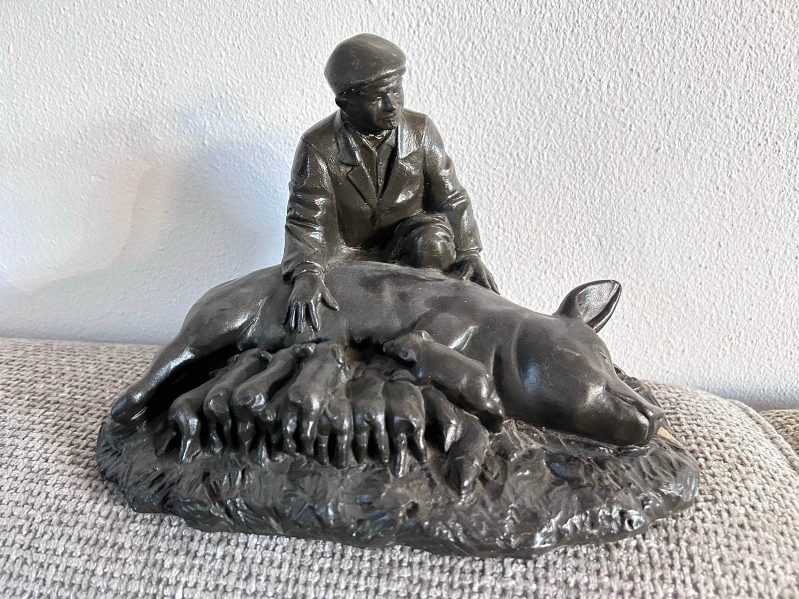 Bronzen beeld Boer met zeug en biggen varken, Ophalen of Verzenden, 20 - 50 cm, Scène, Beeld