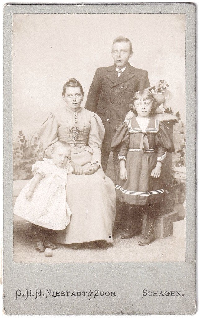 CDV - Gezin Kind Matrozenpakje - Foto Niestadt Schagen, Gebruikt, Foto, Ophalen of Verzenden, Voor 1940