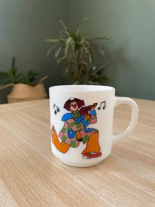 Arcopal France mug with vintage clown prints, Ophalen of Verzenden, Overige stijlen, Kop(pen) en/of Schotel(s), Glas