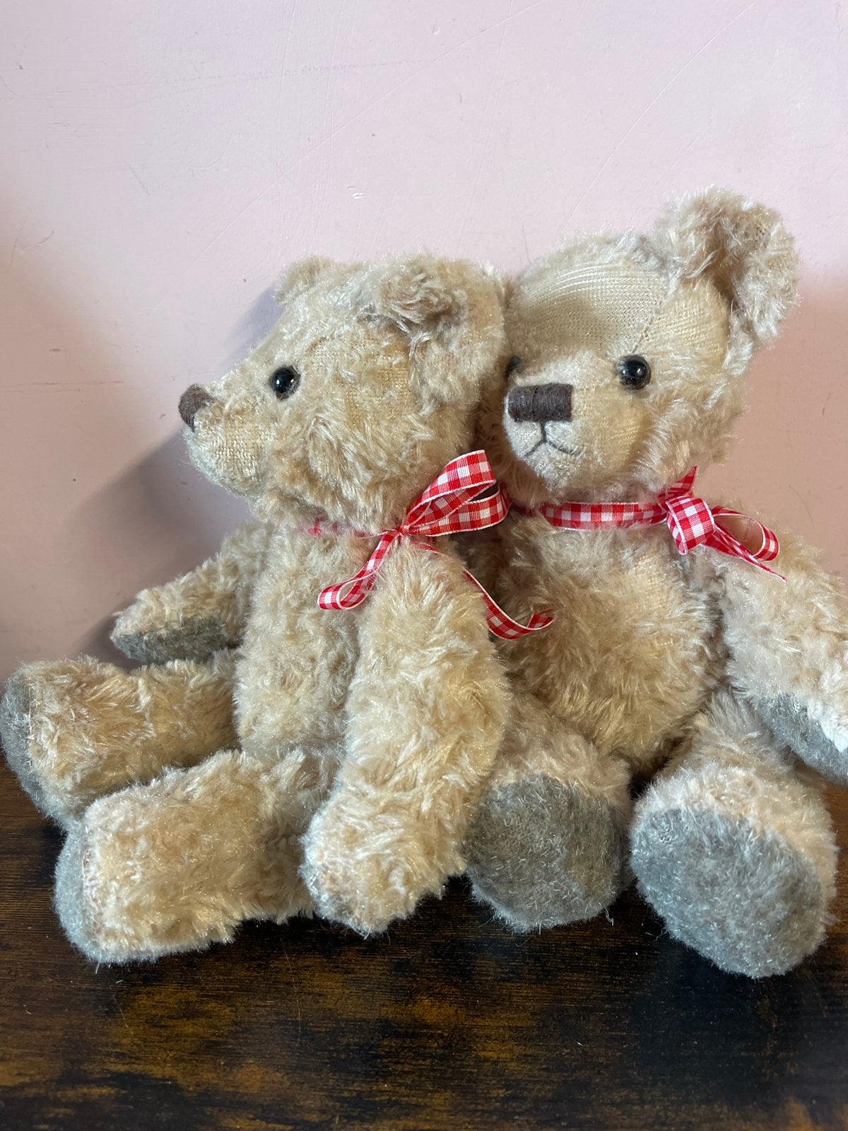 Set van 2 schattige teddyberen met ruitjesstrik, Gebruikt, Beer, Ophalen of Verzenden, Met kleding of accessoire