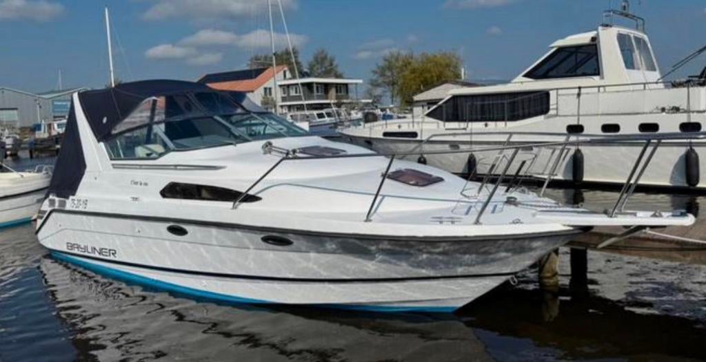 Bayliner 2755 Ciera Sunbridge, Watersport en Boten, Binnenboordmotor, Ophalen of Verzenden, Zo goed als nieuw, 200 pk of meer