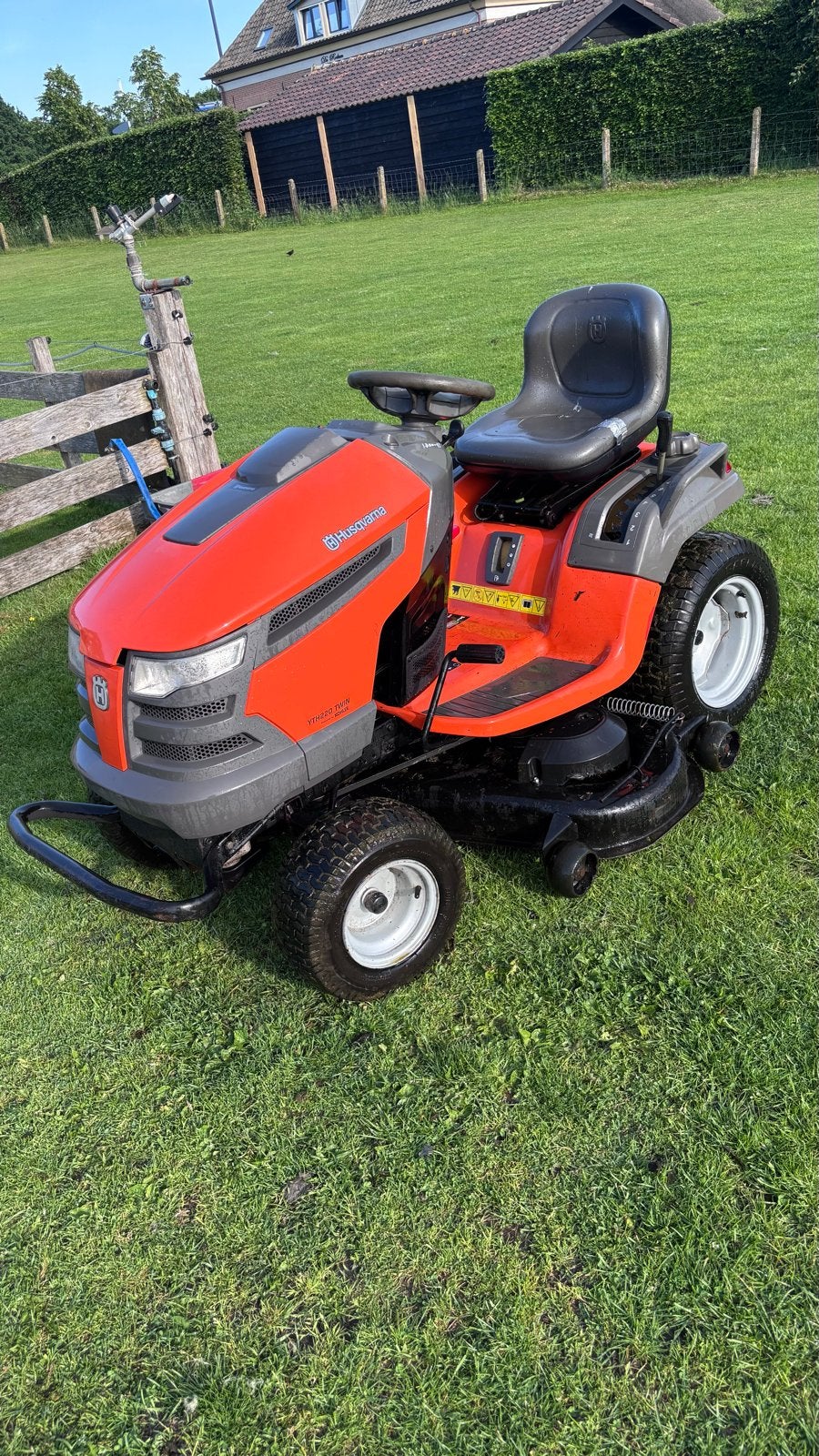 Husqvarna Zitmaaier YTH220 Twin - 22pk, 605 uur, Ophalen, Gebruikt, Mulchfunctie, 90 tot 120 cm