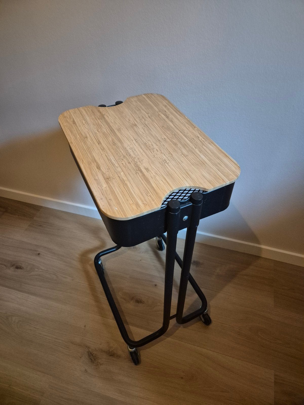 Zwart metalen bijzettafel/serveerwagen met bamboe bovenblad, Huis en Inrichting, Tafels | Bijzettafels, Ophalen, Minder dan 55 cm