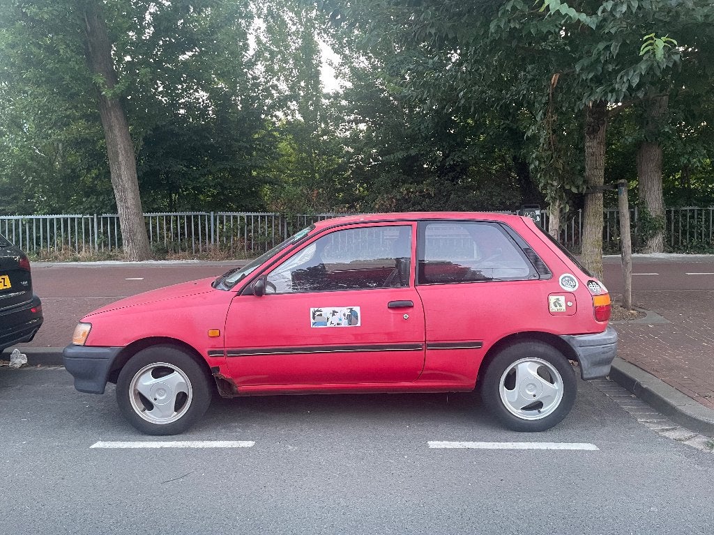 Toyota Starlet 1.3 XLI 12V E2 1995 Rood, Auto's, Stof, 4 cilinders, Origineel Nederlands, Handgeschakeld