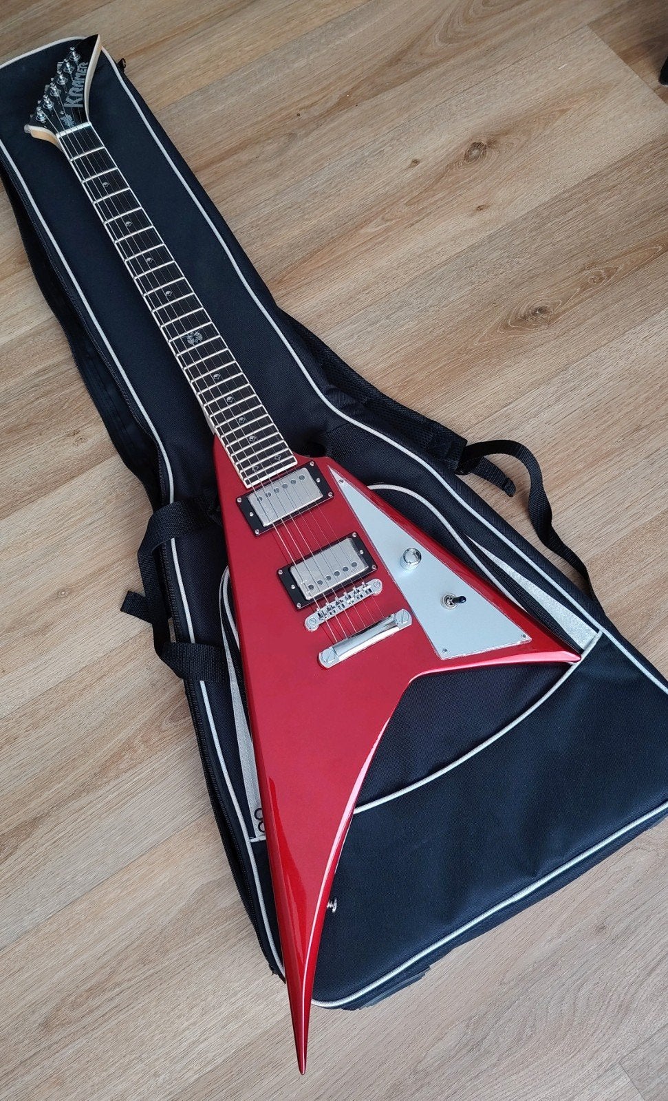 Kramer Charlie Parra Vanguard Flying V, Muziek en Instrumenten, Ophalen, Zo goed als nieuw, Solid body, Epiphone