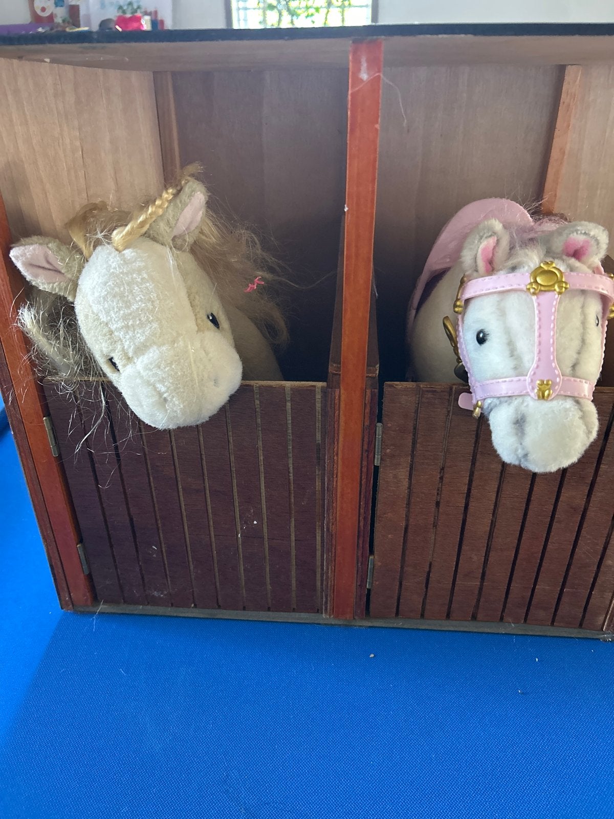 Houten paardenstal met 2 pluche paarden, Ophalen, Gebruikt, Jongen of Meisje