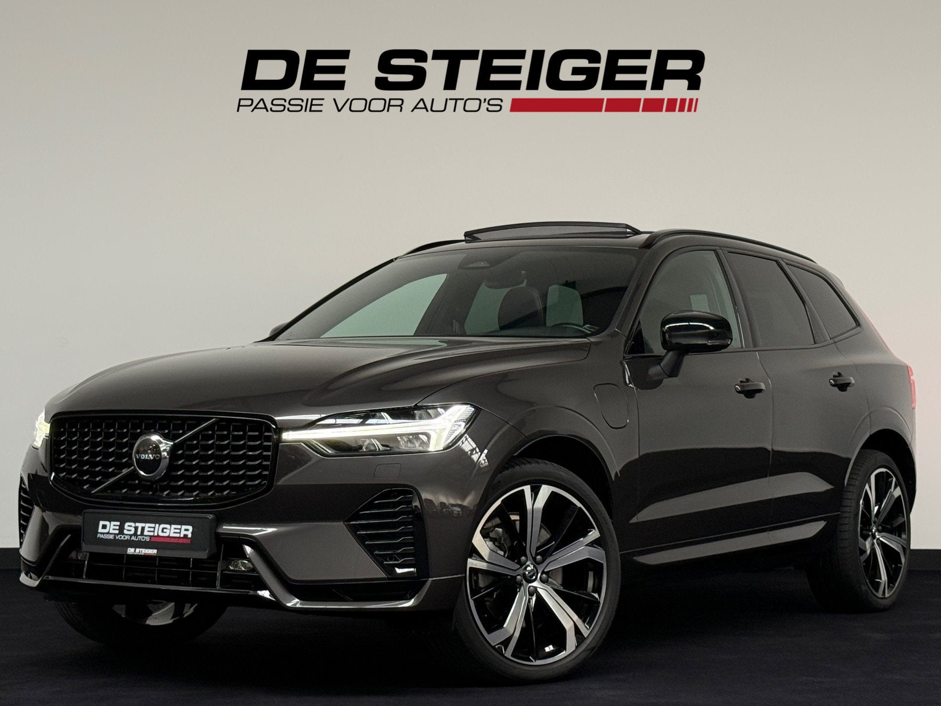 Volvo XC60 2.0 T8 Plug-in hybrid AWD Ultimate Dark Pano Harm, Auto's, Automaat, Gebruikt, 4 cilinders, Leder en Stof