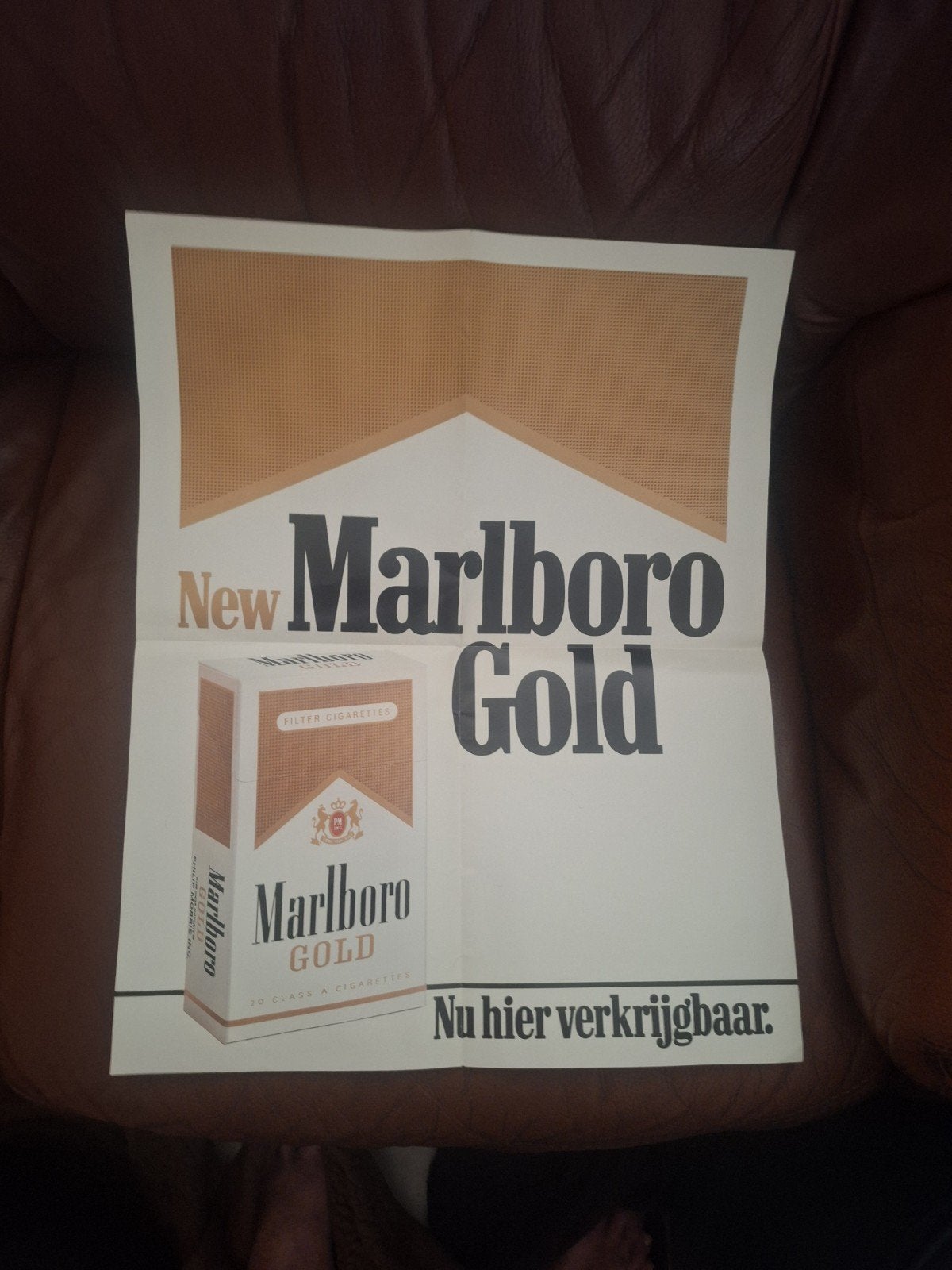 Vintage Marlboro Gold Reclame Poster - Nu Hier Verkrijgbaar, Ophalen of Verzenden, Gebruikt, Reclamebord