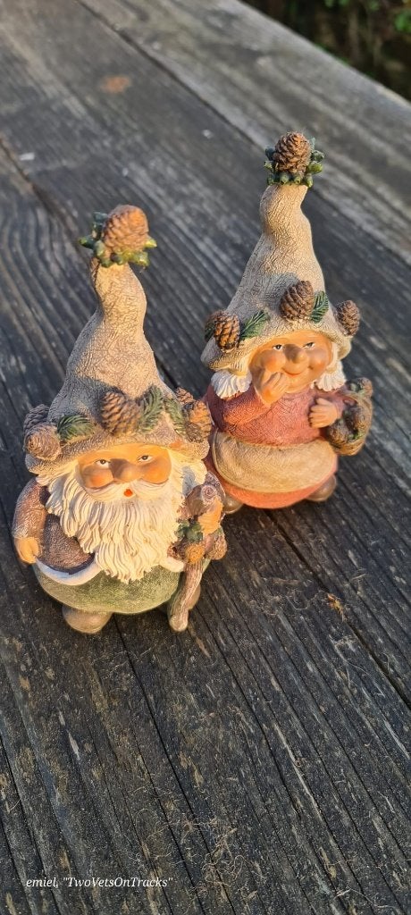 Set van 2 Kabouter Beeldjes met Dennenappels, Ophalen of Verzenden, Gebruikt, Fantasy
