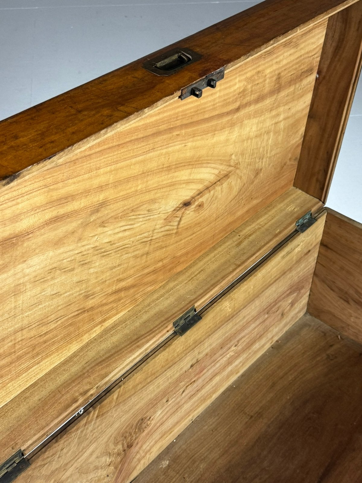 Campaign kist camfer 19e eeuw, Huis en Inrichting, Woonaccessoires | Kisten, Ophalen of Verzenden, Zo goed als nieuw, Minder dan 50 cm