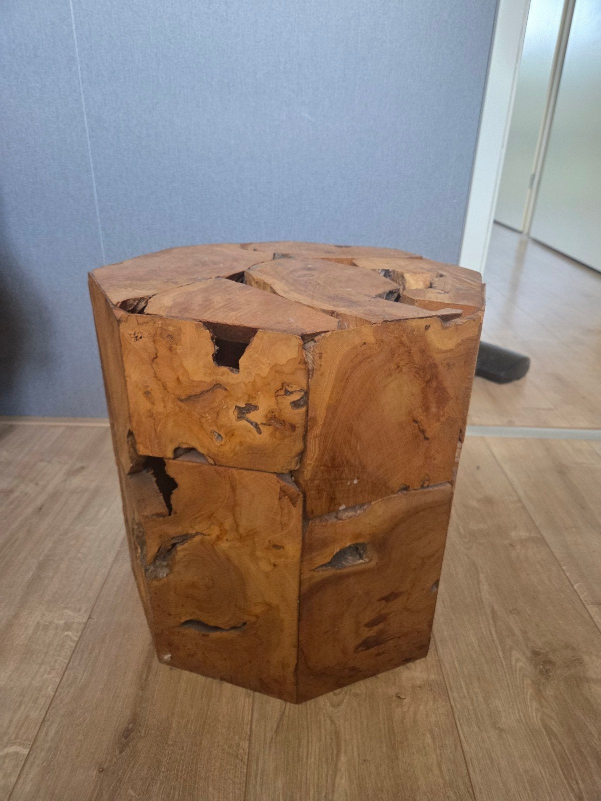 Massief houten bijzettafel, robuust design, Huis en Inrichting, Minder dan 55 cm, Zo goed als nieuw, Rustiek, Modern, Natuurlijk