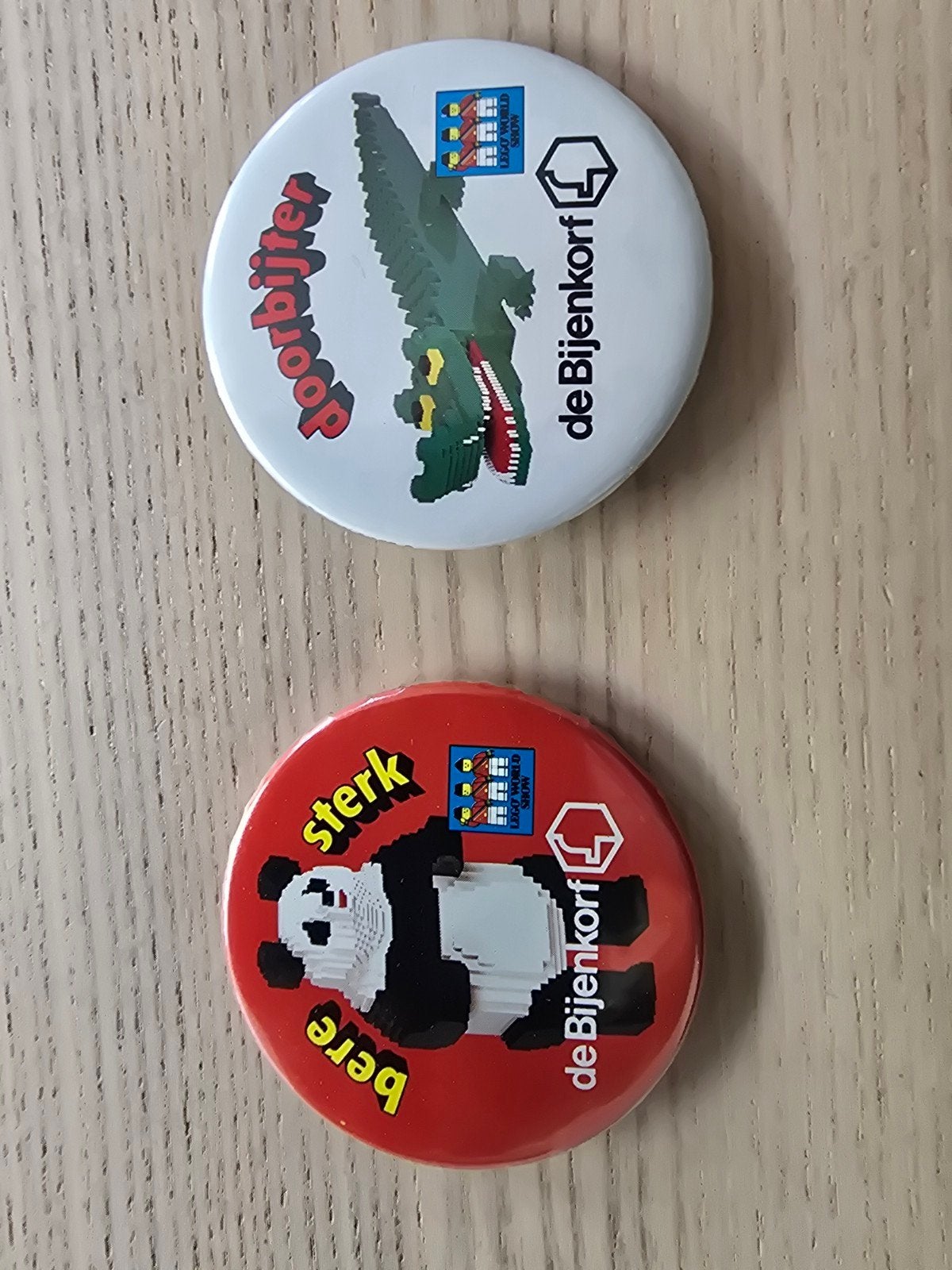 2 Bijenkorf LEGO World Show buttons - Ophalen, Ophalen of Verzenden
