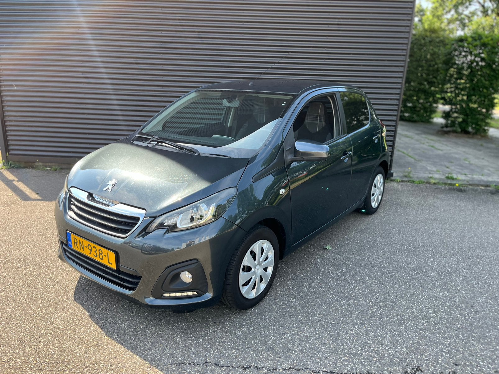 Peugeot 108 1.0 12V E-vti 51KW 5DR 2017 Grijs, Auto's, Voorwielaandrijving, 4 stoelen, Origineel Nederlands, Handgeschakeld