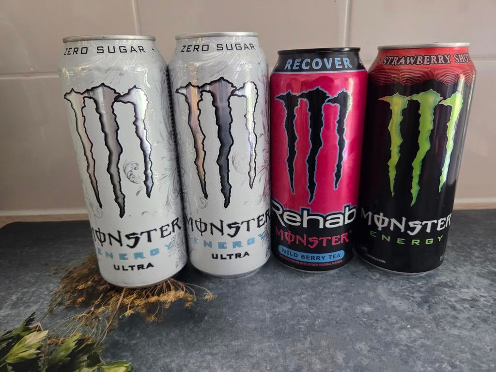 4 lege Monsters Energy blikjes, Ophalen