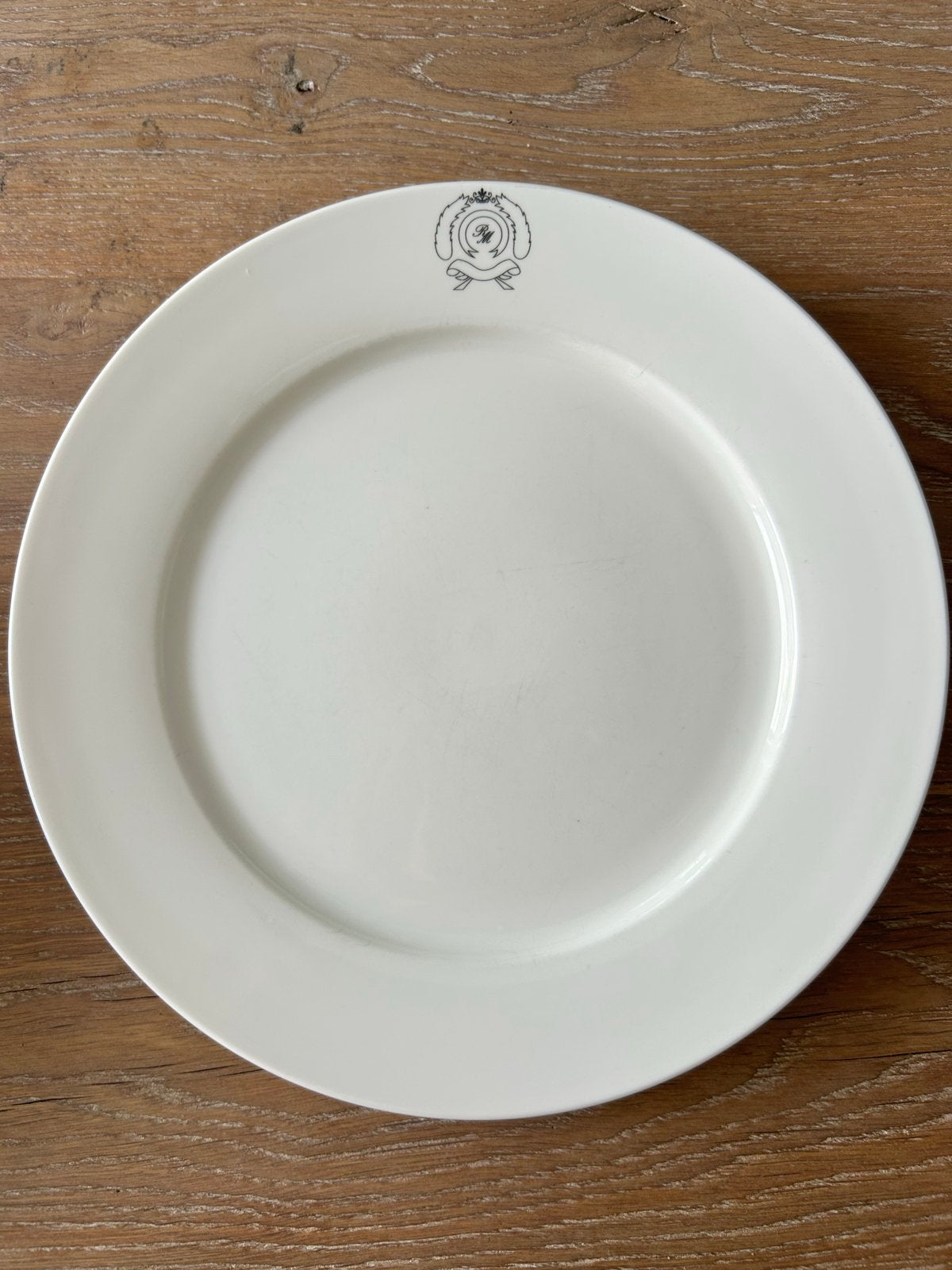 Rivièra Maison - Set van 11 witte borden met logo, Huis en Inrichting, Ophalen, Overige merken, Zo goed als nieuw, Bord(en)