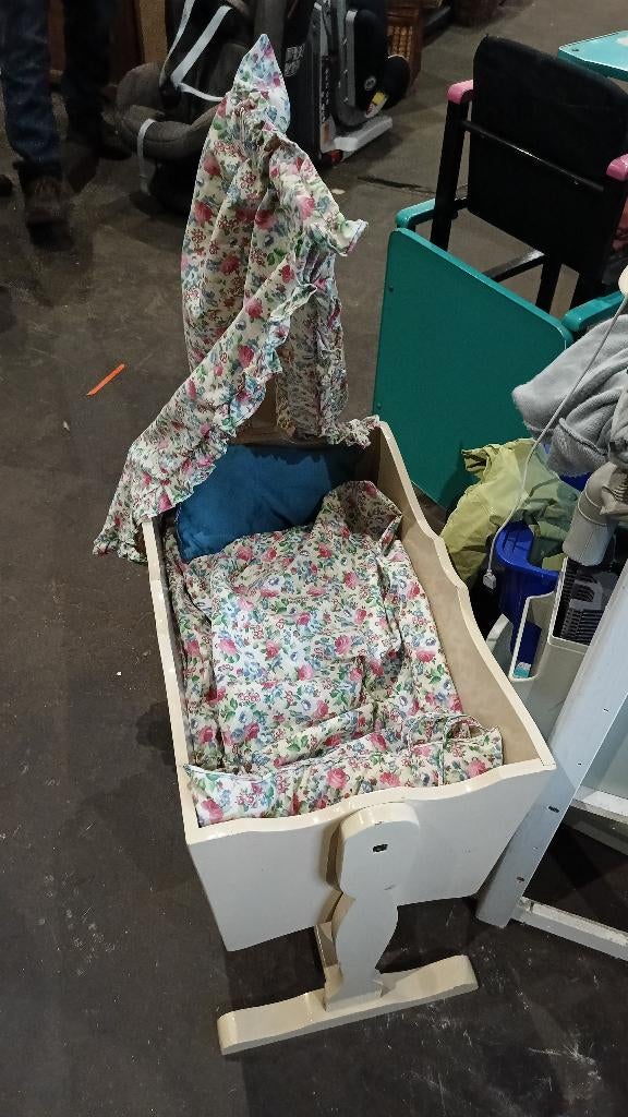 Vintage houten poppenwieg met hemelrek + beddengoed, Ophalen
