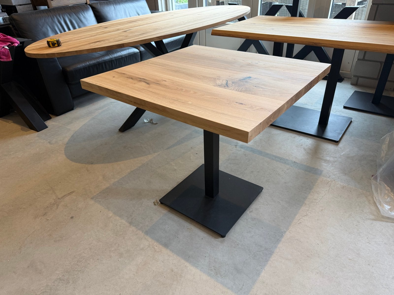 Eiken Houten met zwart metalen onderstel, Ophalen, Zo goed als nieuw