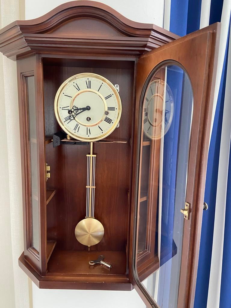 wandklok met slinger en sleutel, Ophalen, Wandklok