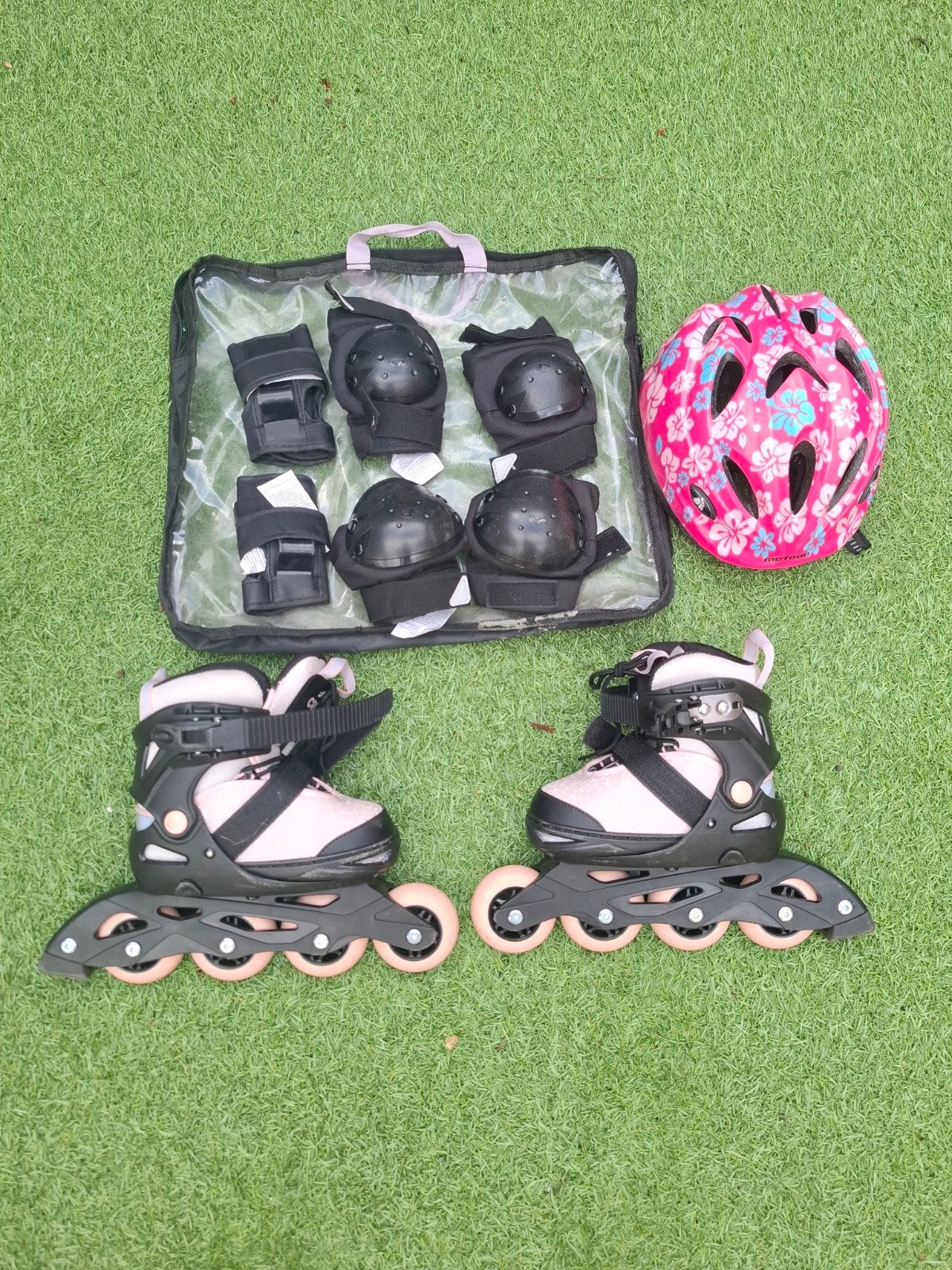 Roze kinder skeelers met beschermset en helm, Ophalen of Verzenden, Gebruikt, Overige typen