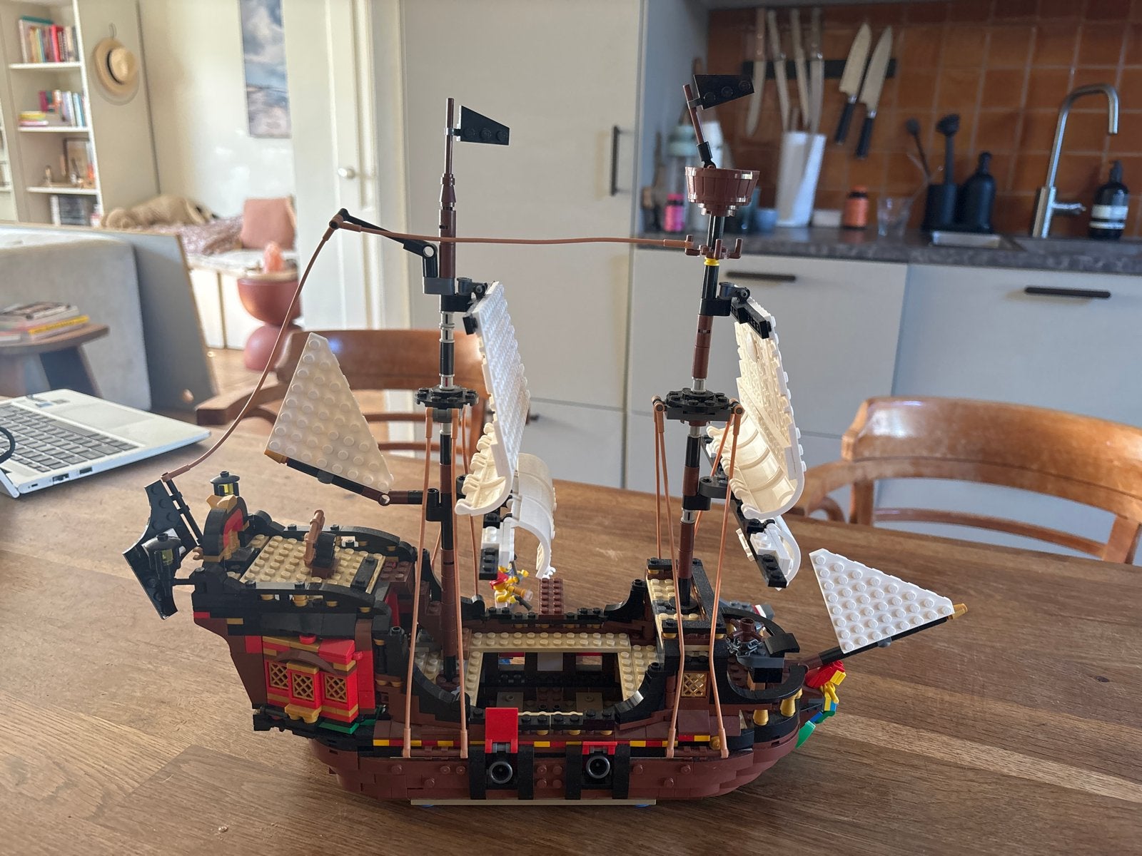 Lego Piratenschip met minifiguren en haai, Ophalen of Verzenden, Zo goed als nieuw, Overige merken