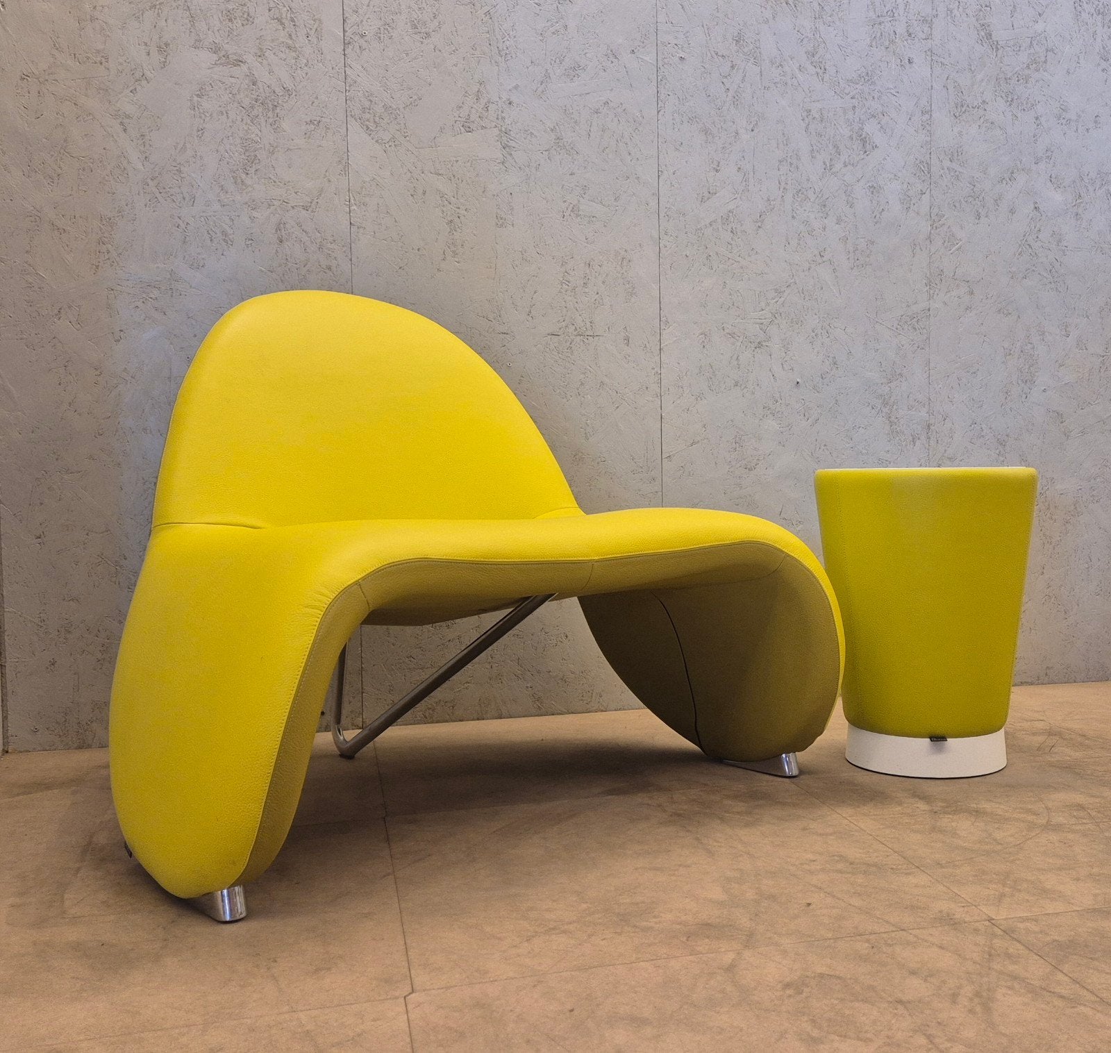 Leolux Stella fauteuil + Barillo poef geel leer designset, Huis en Inrichting, Fauteuils, Ophalen, Leolux, Zo goed als nieuw, 75 tot 100 cm