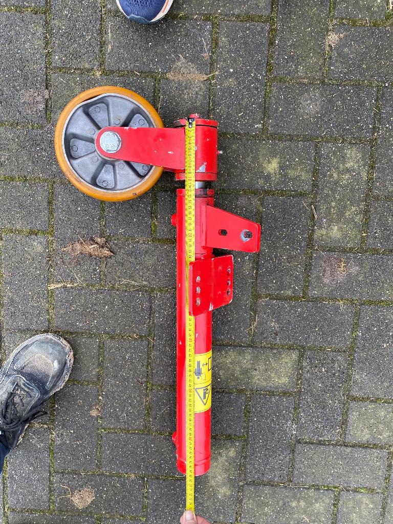 Diverse onderdelen shovel; banden,, steunpoot, Ophalen, Zo goed als nieuw