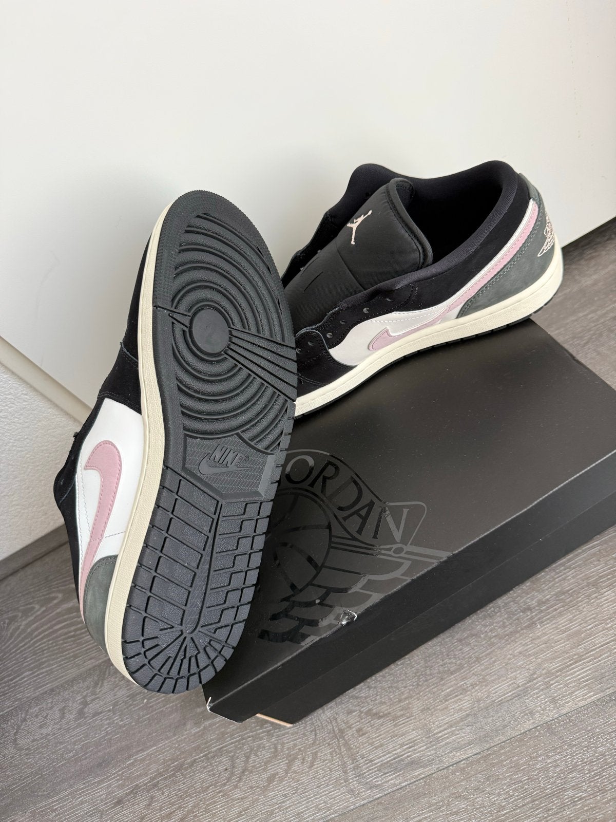Nike Air Jordan 1 Low SE Black/Iced Carmine - Maat 44,5, Ophalen of Verzenden, Nieuw, Zwart, Sneakers of Gympen