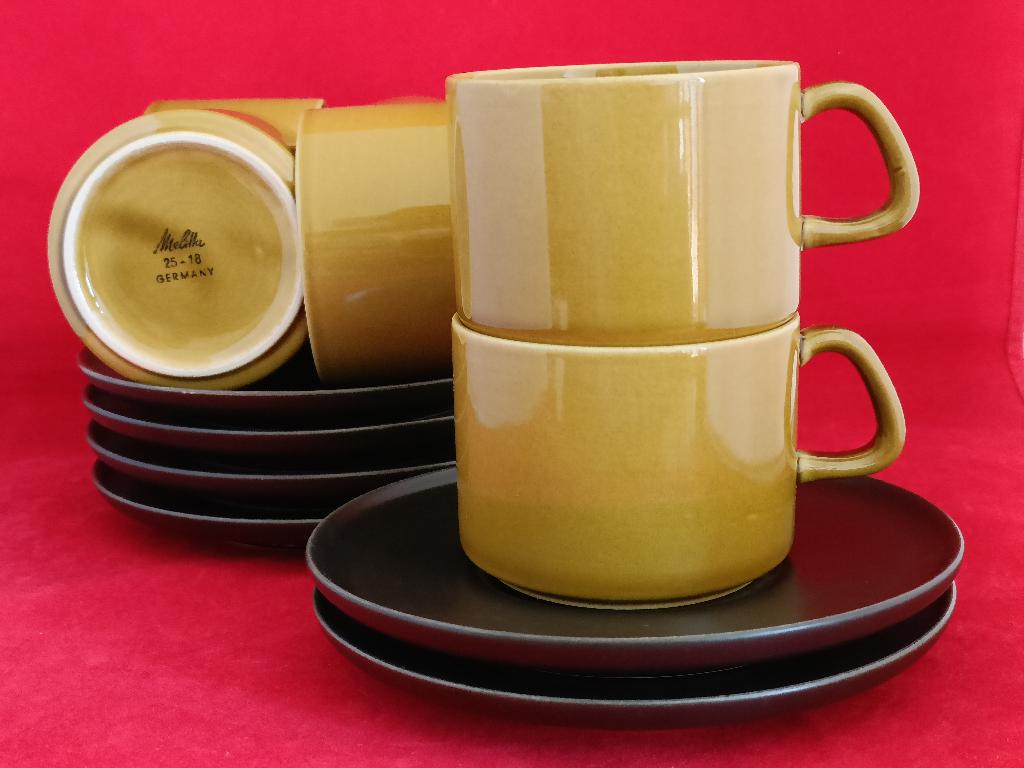 Melitta 25-18 - mosterd /oker kopjes met zwartbruine schotel, Ophalen of Verzenden