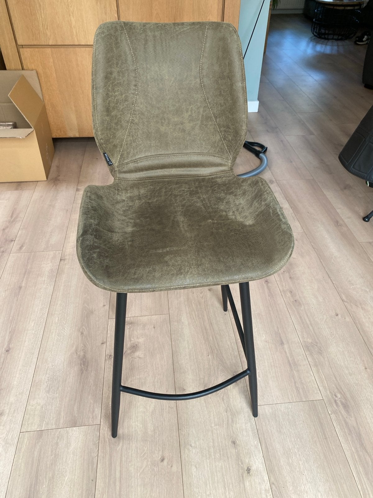 Moderne barkruk, olijfgroen met zwart metalen onderstel