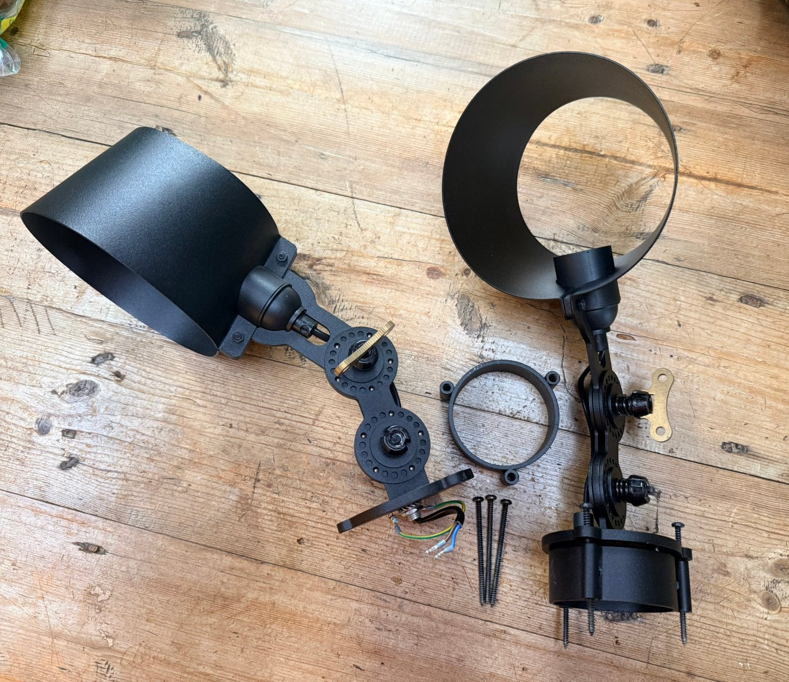 2stuks wandlamp Tonone  Bolt wandlamp, Huis en Inrichting, Metaal, Overige merken, Zwart, Zo goed als nieuw