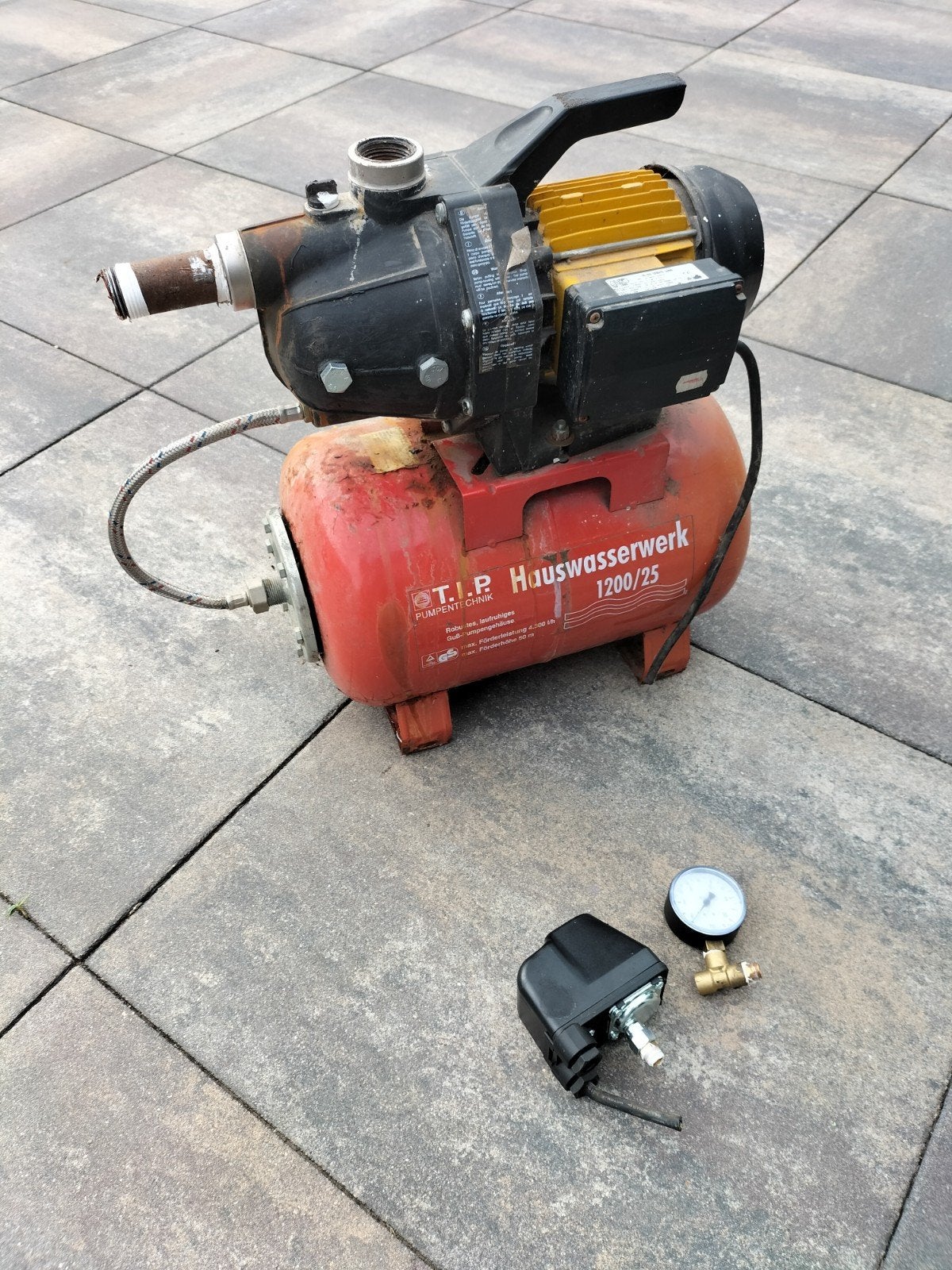 Hydrofoorpomp T.I.P. Hauswasserwerk 1200/25 met manometer, Ophalen