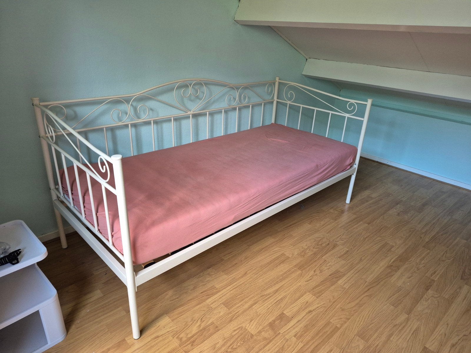 Wit metalen eenpersoonsbed met sierlijke details., Huis en Inrichting, Slaapkamer | Bedden, Gebruikt, Eenpersoons, Wit, Ophalen of Verzenden