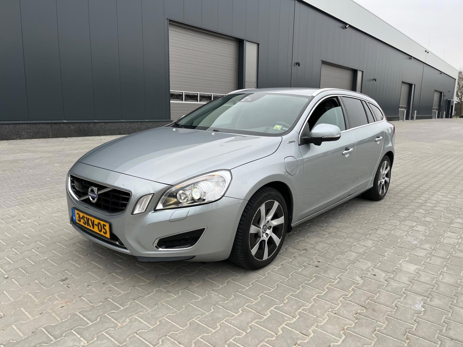 Volvo V60 2.4 D6 AWD Plug-In Hybrid Pure Limited, Euro 5, Zwart, 1848 kg, Vierwielaandrijving