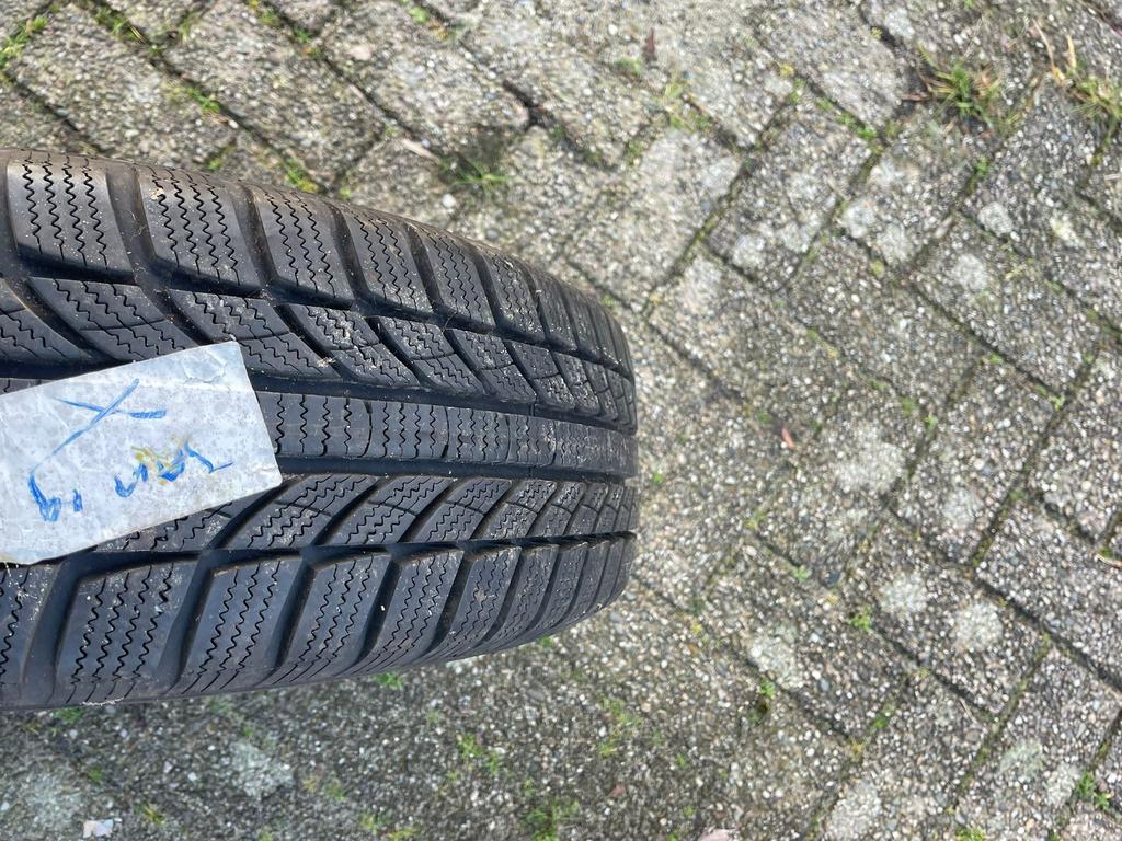 4 stalen velgen met winterbanden 185/60 R15, Ophalen, Zo goed als nieuw, Brasserie Sublims, Debby@brasseriesublime.nl