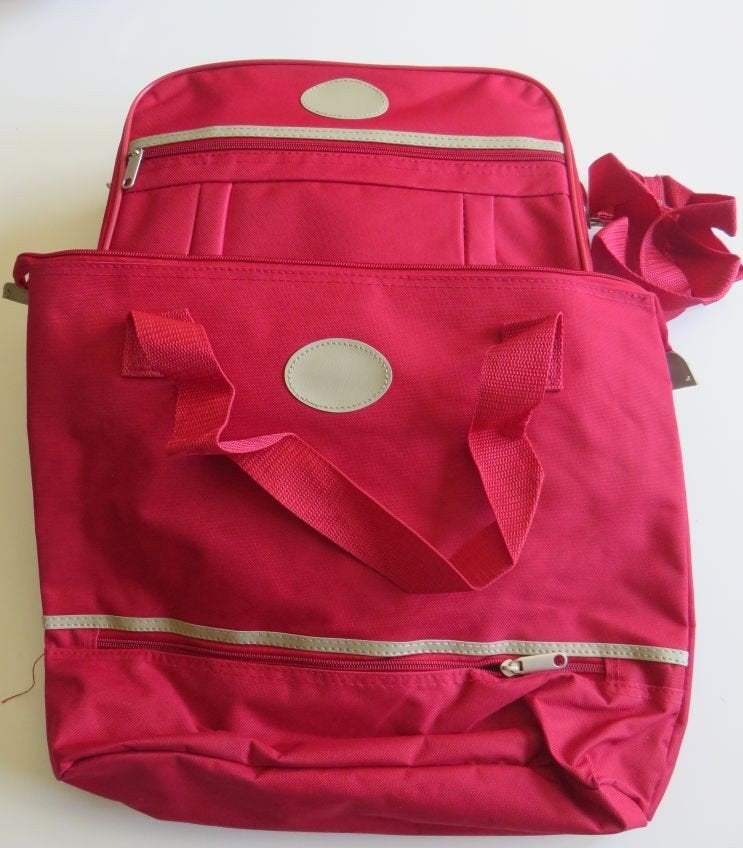 Rood klein koffertje met dezelfde schoudertas, Ophalen, 40 tot 60 cm, 20 tot 30 cm, Rood