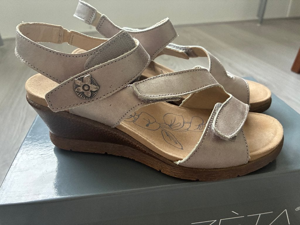 Romika zilverkleurige sandalen maat 38 met hak 6cm, Ophalen, Overige kleuren, Sandalen of Muiltjes, Zo goed als nieuw