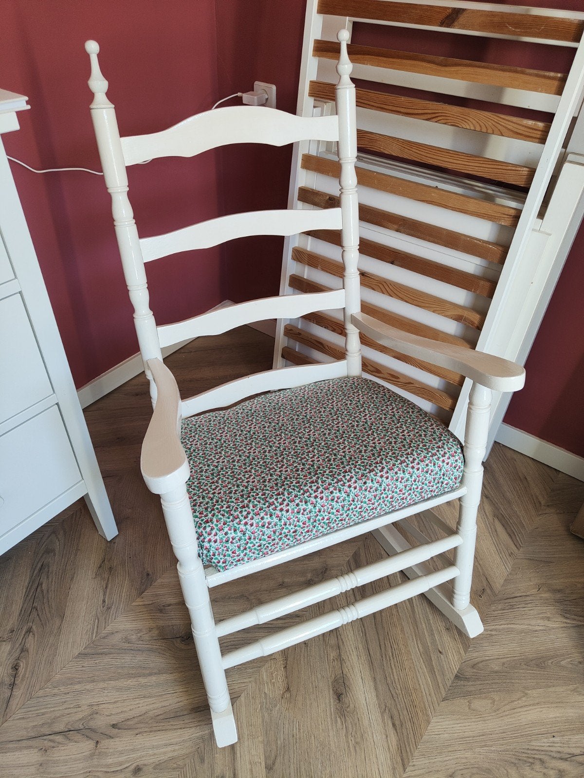 Witte schommelstoel met bloemenkussen, Huis en Inrichting, Ophalen, Hout, Gebruikt, Wit