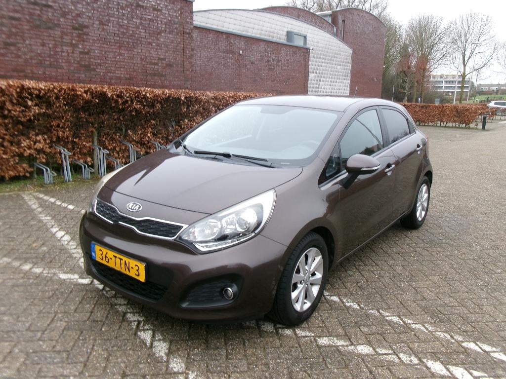 KIA RIO 1.2 CVVT PLUS PACK DYNAMICS 5DRS CRUISE-AIRCO-NAVI., 40 €/maand, Bruin, Origineel Nederlands, Handgeschakeld