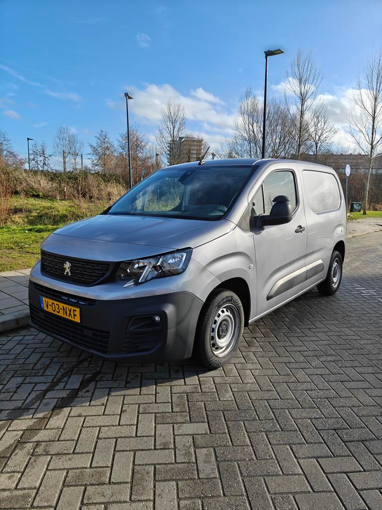 Peugeot Partner 1.5 Bluehdi 100pk 650kg 2-zits 2022 Grijs, Voorwielaandrijving, Stof, Zwart, 102 pk