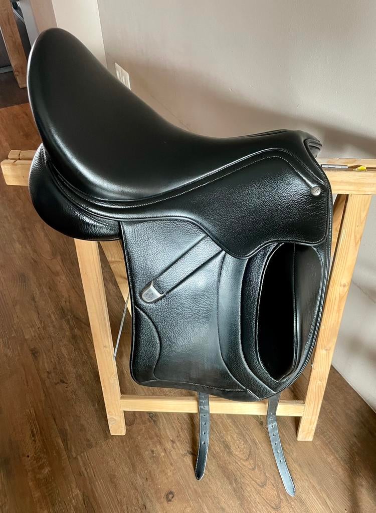 Zadel Bates Innova Mono 17,5 inch, Dieren en Toebehoren, Paarden en Pony's | Zadels, Ophalen of Verzenden, Gebruikt, Dressuur