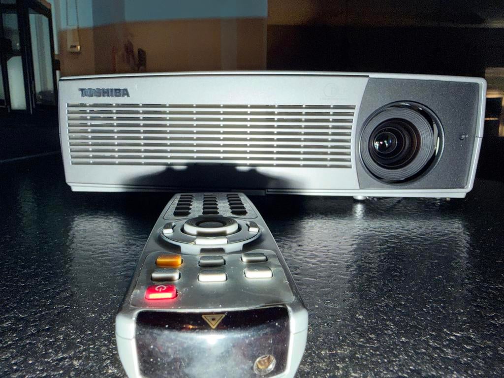 Toshiba Beamer - Projecteer je films!, Audio, Tv en Foto, Beamers, Ophalen, Toshiba, Zo goed als nieuw, DLP