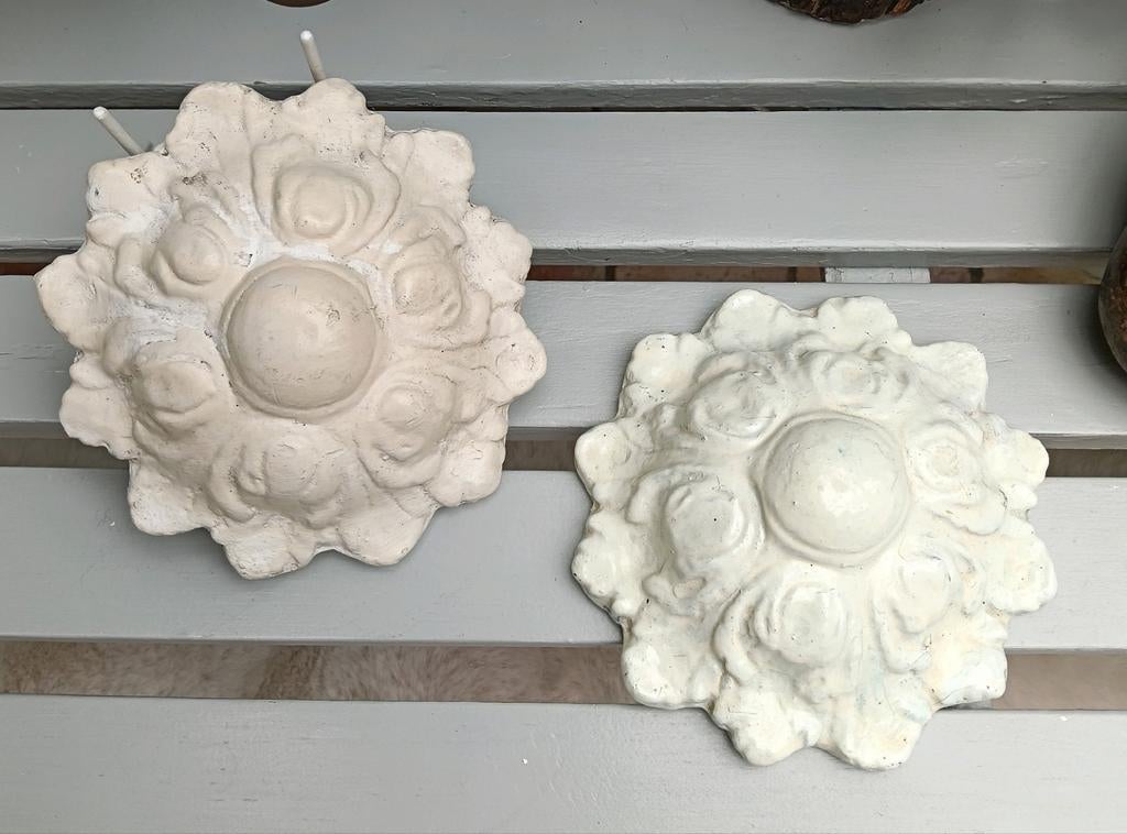 Twee antieke gipsen plafond rozetten, Ophalen of Verzenden