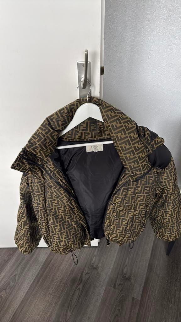 Winterjas Fendi, Ophalen, Zo goed als nieuw, Zwart