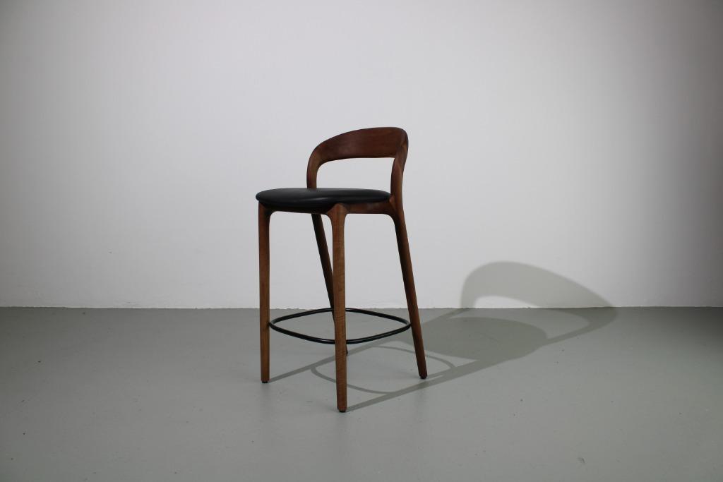 Artisan Neva Light bar chairs, 65 cm, walnoot, zwart leer, Huis en Inrichting, Stoelen, Ophalen, Zwart, Nieuw, Vijf, Zes of meer stoelen